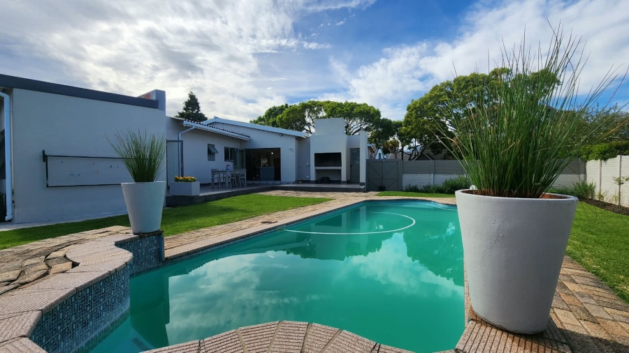 4 Bedroom Property for Sale in Loerie Park Western Cape